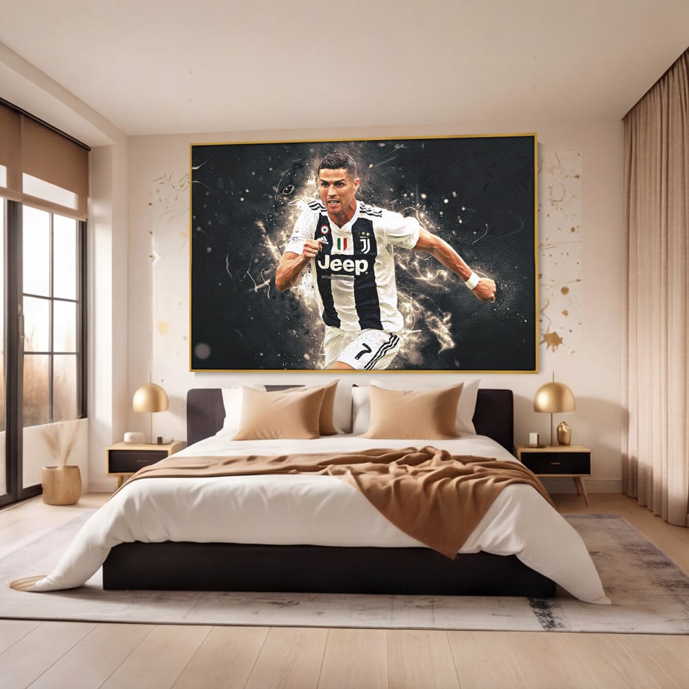 Tablou canvas cu tablou canvas cu cristiano ronaldo, in rama de aluminiu auriu, pe perete intr-un dormitor